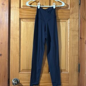 Aerie offline cross leggings in navy blue.